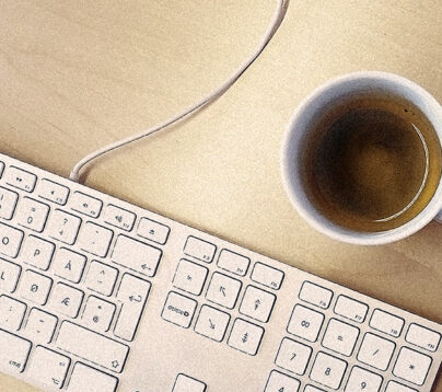 Tastatur og kaffe