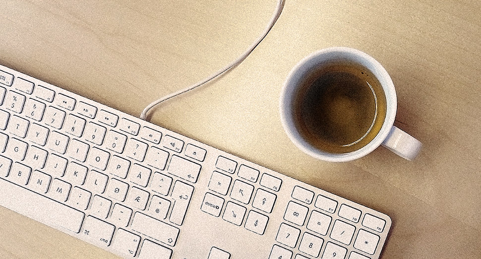 Tastatur og kaffe