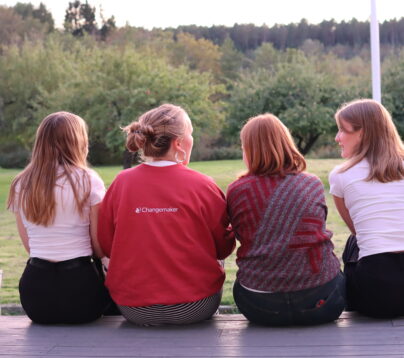 Bilde av fire personer på leir hos Changemaker.