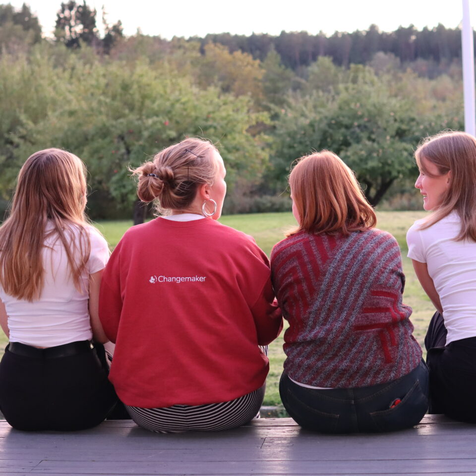 Bilde av fire personer på leir hos Changemaker.